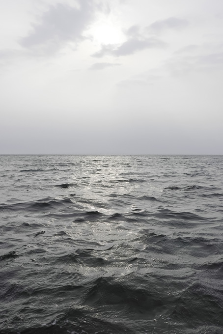 黒い海を照らす太陽（海 風景の背景フリー画像）