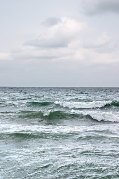 荒波が立つ灰色の海（海 風景の背景フリー画像）