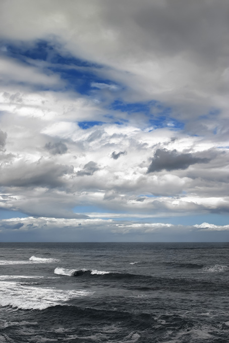 風の強い冬の海辺（海 風景の背景フリー画像）