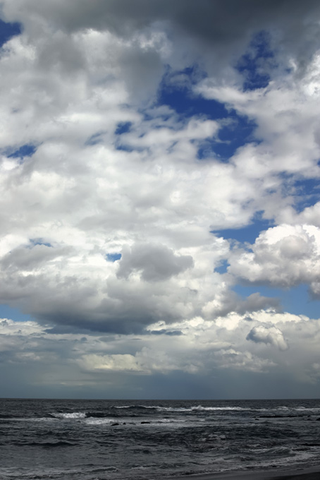 水平線の上の大きな雲（海 風景の背景フリー画像）