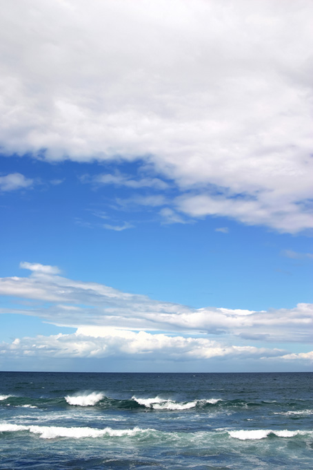 夏の青空と波立つ海（海 風景の背景フリー画像）