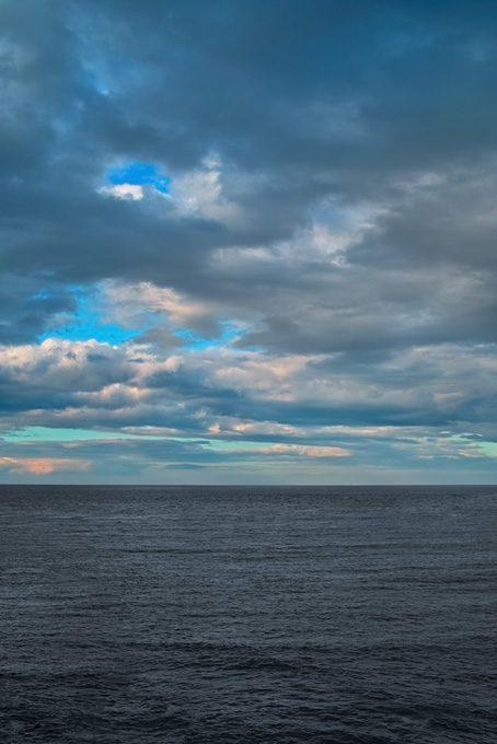 夕暮れ迫る海と空（海 風景の背景フリー画像）