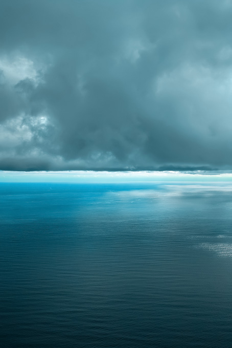 水平線と灰色の雲（海 風景の背景フリー画像）