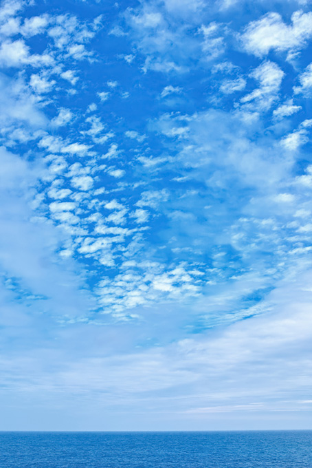 雲が散らばる青空と青い海（海 風景の背景フリー画像）