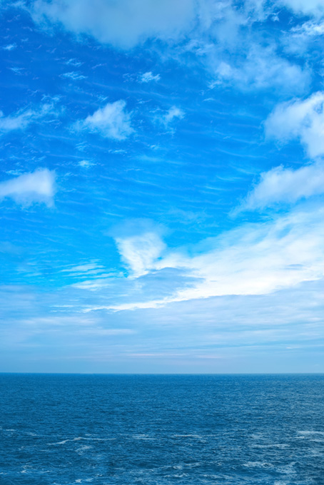 夏空と小波立つ海（海 風景の背景フリー画像）