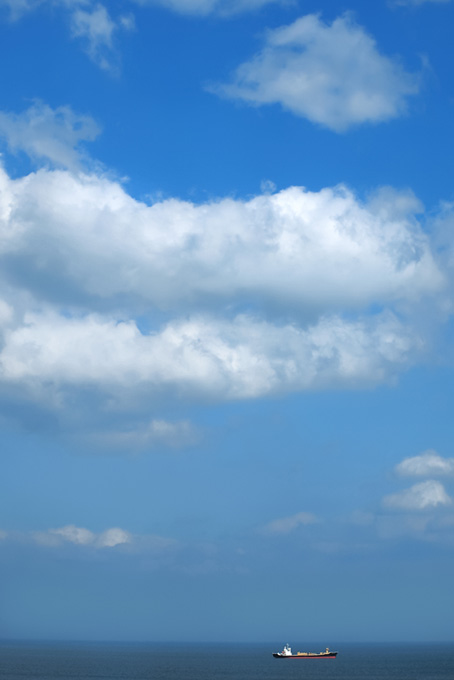 穏やかな海と大きな船（海 風景の背景フリー画像）