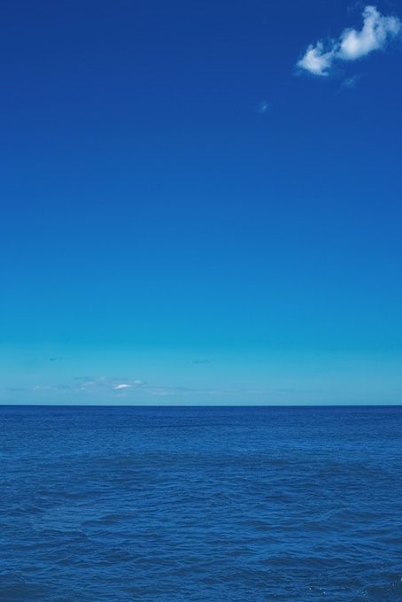 水平線と青いグラデーション（海 風景の背景フリー画像）