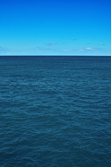 紺碧の海面と青空（海 風景の背景フリー画像）