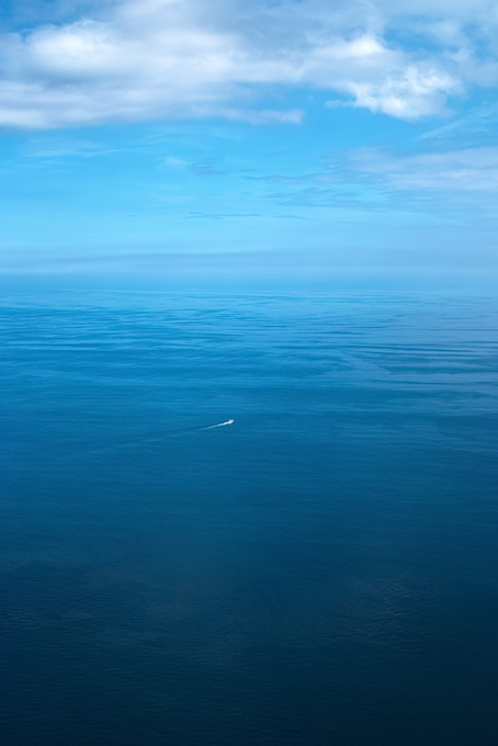 大海原を進む一隻の船（海 風景の背景フリー画像）