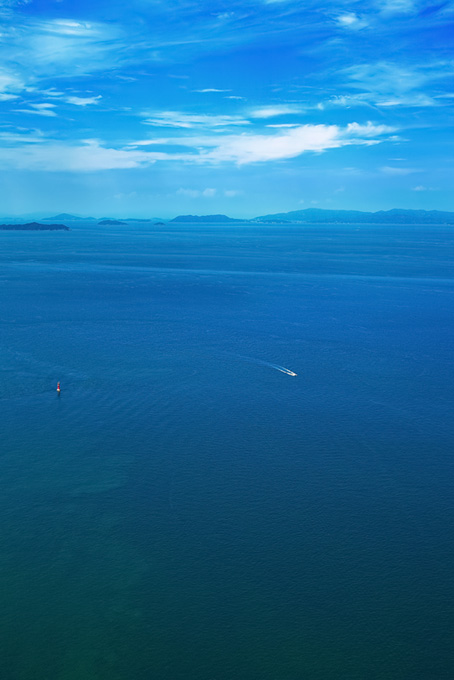 夏の海と遠くに見える島々（海 風景の背景フリー画像）