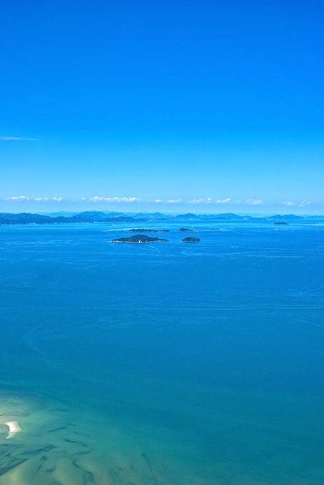 青い海に浮かぶ小さな島々（海 風景の背景フリー画像）