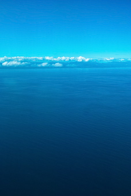 広大な海の向こうの陸地（海 風景の背景フリー画像）