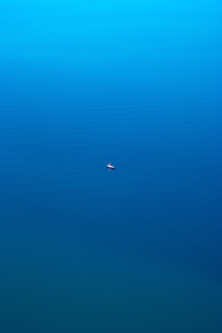 穏やかな碧い海と船（海 写真の背景フリー画像）