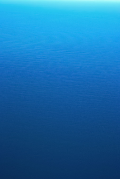 海面と青いグラデーション（海 写真の背景フリー画像）