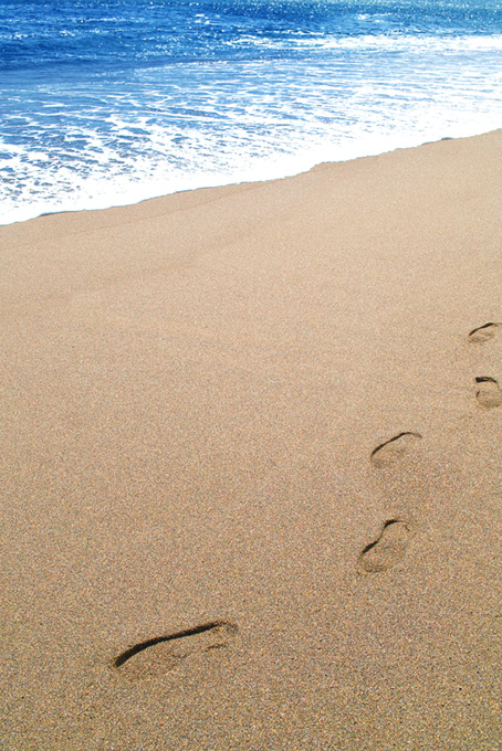 波打ち際の砂浜と足跡（海 素材の背景フリー画像）