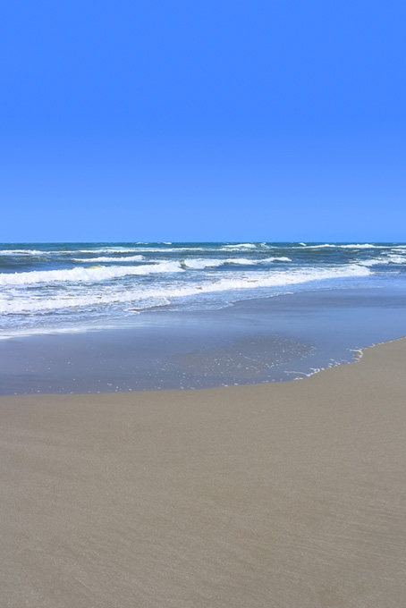 砂浜と波（海 素材の背景フリー画像）