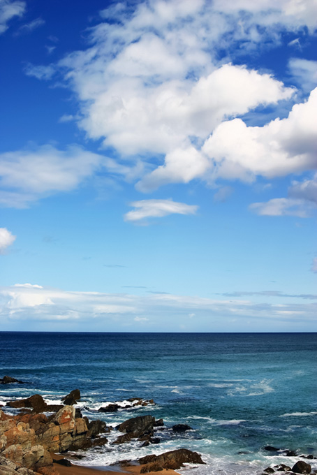 海沿いの岩場（海 風景の背景フリー画像）