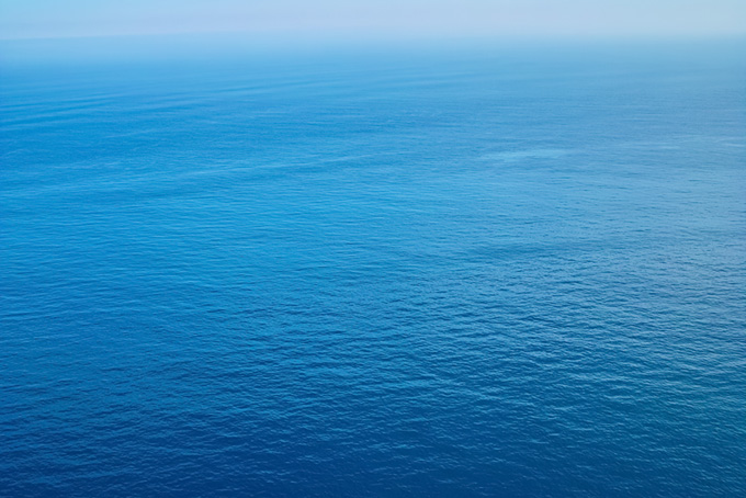 静かな青い海面（海 写真の背景フリー画像）