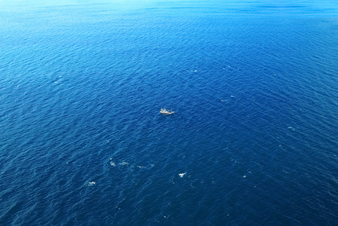風に波立つ海を進む船（海 写真の背景フリー画像）