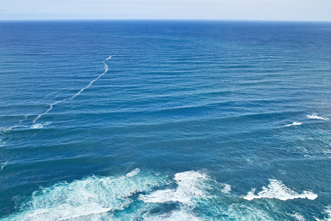 波と潮目と水平線（海 写真の背景フリー画像）