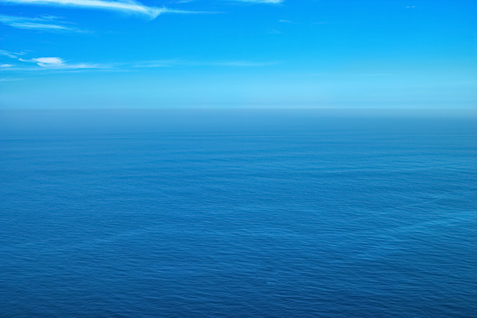 青い海と青い空（海 写真の背景フリー画像）