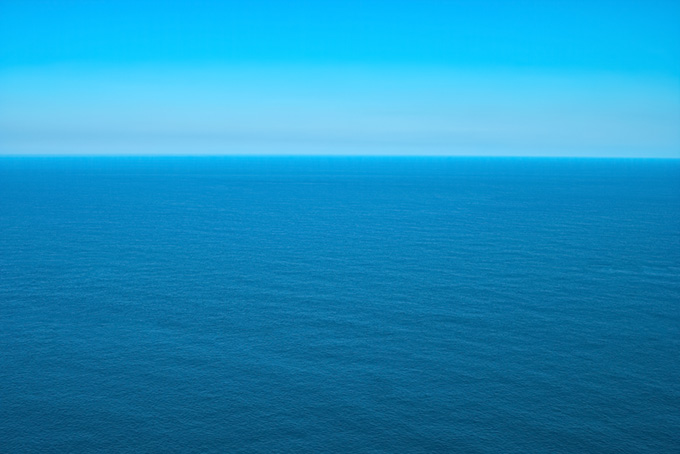 広大な青い海と空（海 写真の背景フリー画像）