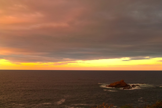 夕焼け空と黒い海(背景 夕景 画像のフリー画像)