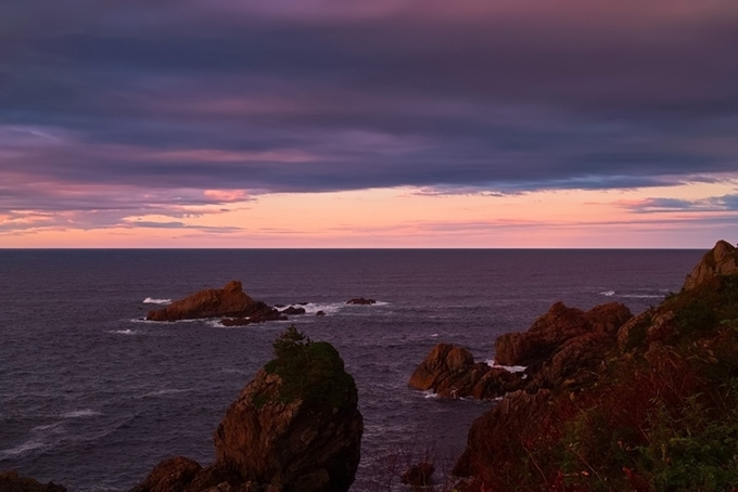 紫色に染まる夕暮れの海（背景 画像 夕景の背景フリー画像）