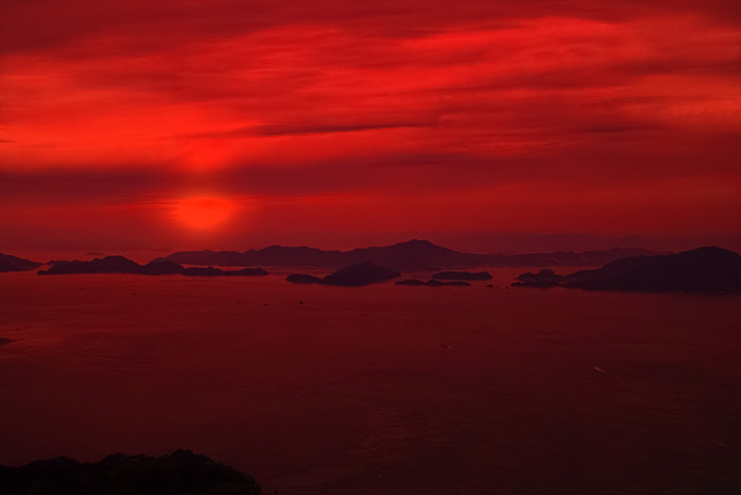 真っ赤に染まる瀬戸内の海（背景 画像 夕景の背景フリー画像）