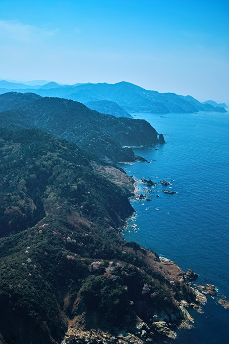 海に面した急な崖の景観（海 素材の背景フリー画像）
