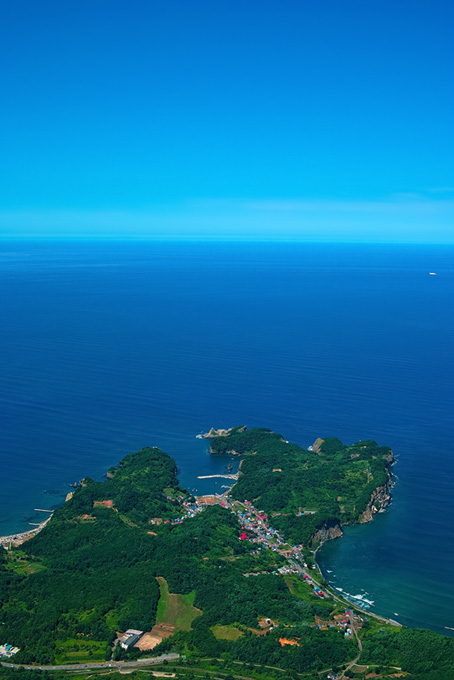 海を望む半島の港町の風景（海 綺麗の背景フリー画像）