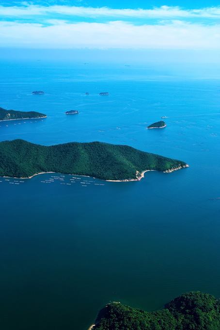 海に浮かぶ小さな島々（海 素材の背景フリー画像）