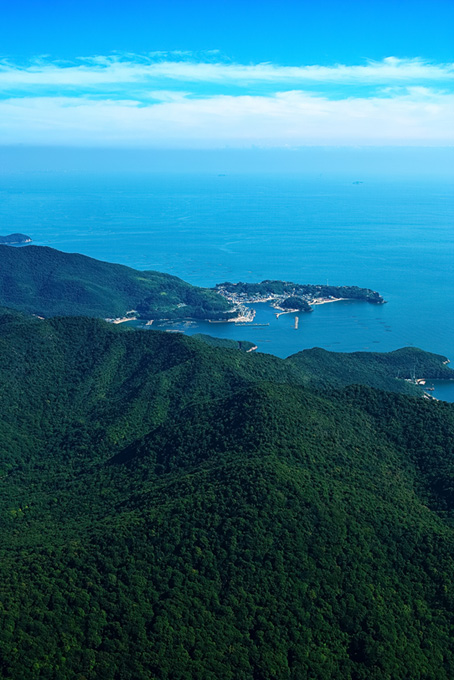 岬にある小さな港町（海 素材の背景フリー画像）