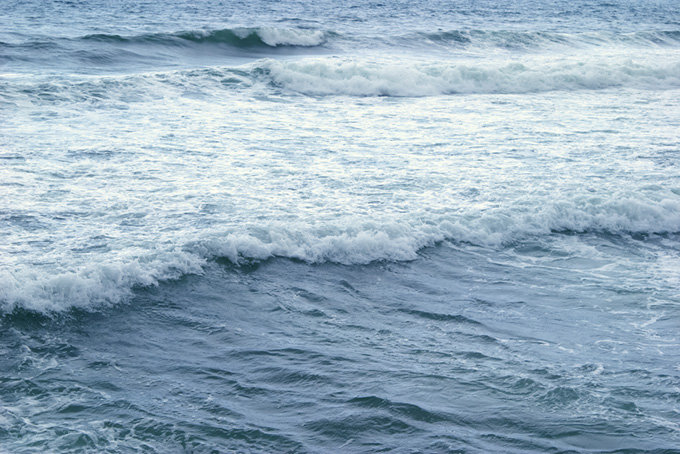 打ち寄せる白い波（海 写真の背景フリー画像）