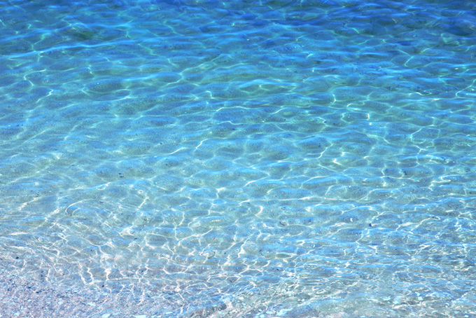 透き通るブルーの海面（海 写真の背景フリー画像）