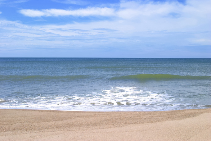 誰もいない真夏のビーチ（海 写真の背景フリー画像）