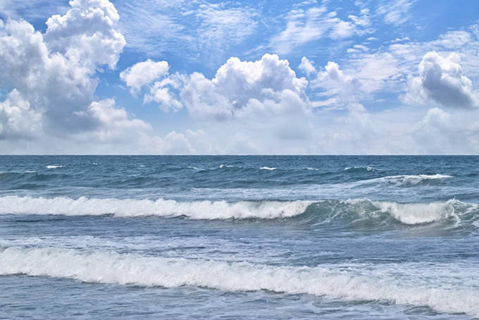 夏の海と寄せる波（海 写真の背景フリー画像）
