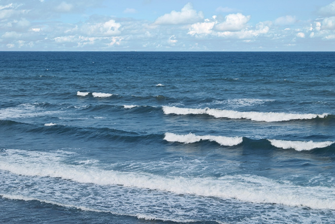 濃紺の海面と波（海 写真の背景フリー画像）