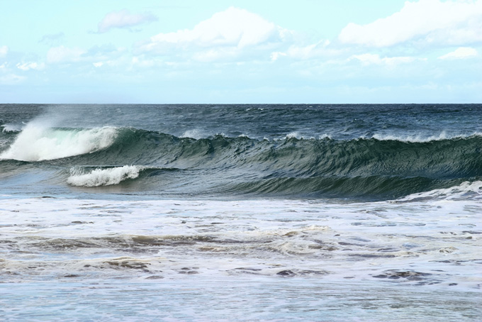 うねる大きな波（海 写真の背景フリー画像）