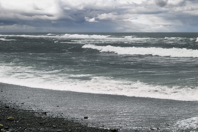 風のある冬の荒れた海（海 写真の背景フリー画像）