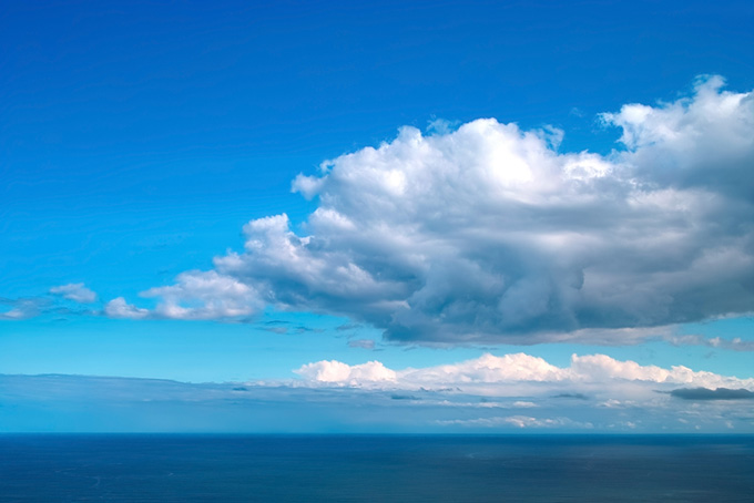 大きな雲のある青空と海（海 写真の背景フリー画像）