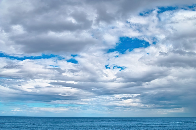 空と青い水平線（海 壁紙の背景フリー画像）