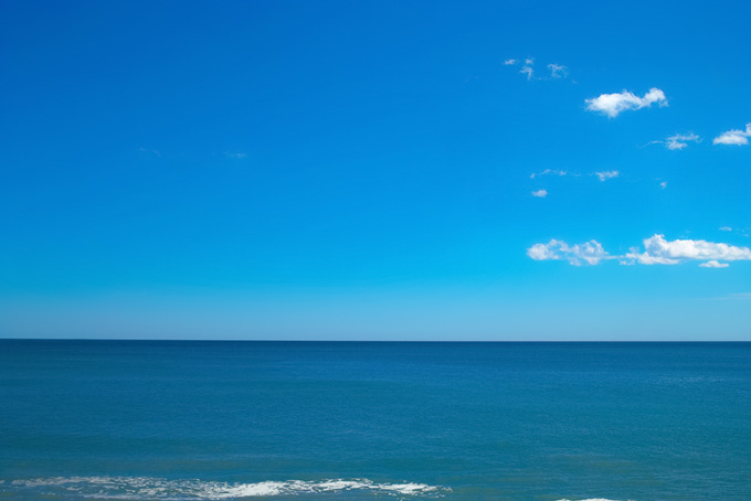 青空と穏やかな海（背景 風景 画像の背景フリー画像）