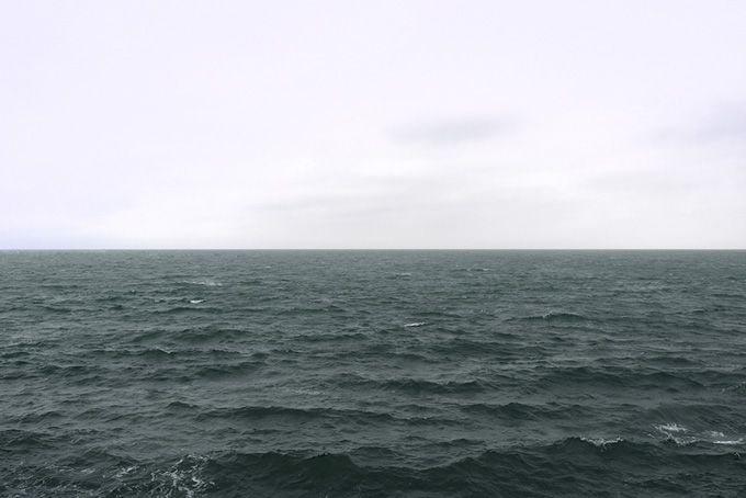 明るい空と暗い海（海 写真の背景フリー画像）