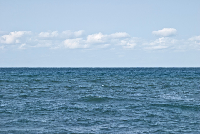 水平線の上を連なる雲（海 写真の背景フリー画像）