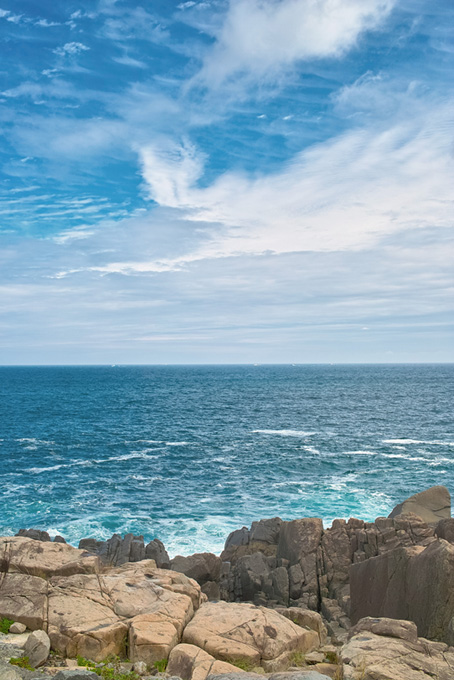 大きな岩のある海の磯（海 素材の背景フリー画像）