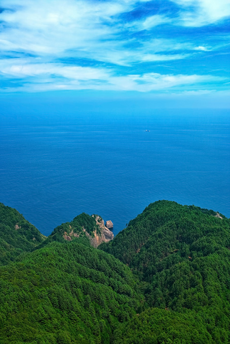 山から海に伸びる岬（海 素材の背景フリー画像）