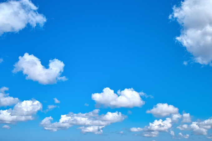 綺麗な青空に連なる雲（背景 青い空 画像の背景フリー画像）