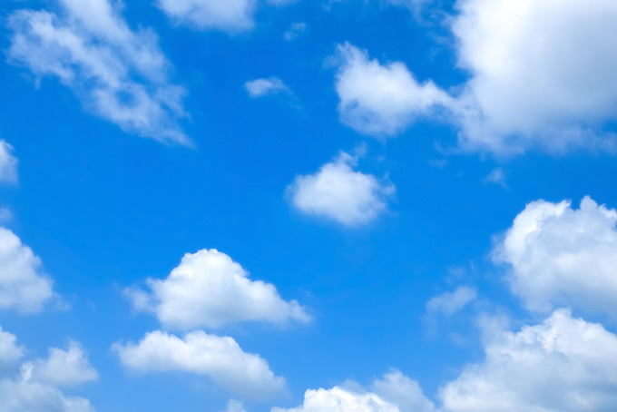 青空と綿菓子みたいな雲の素材（背景 画像 空の背景フリー画像）