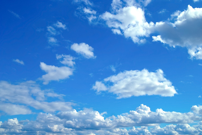 白い雲が輝く青空（空 風景の背景フリー画像）